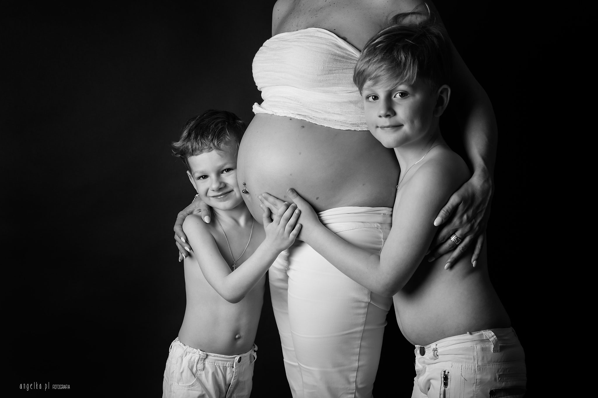 chłopcy z mamą w ciąży