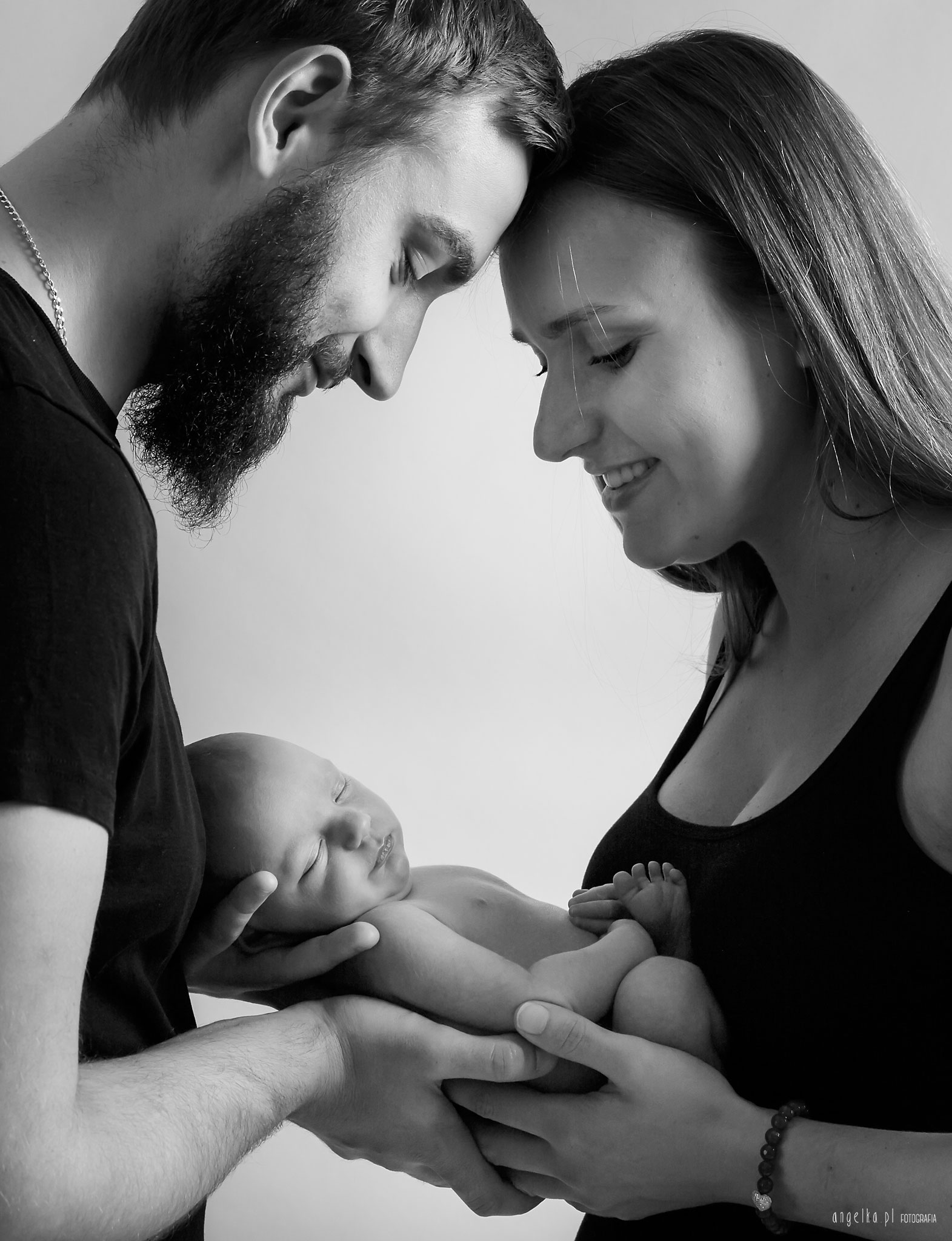 zdjęcie noworodka z rodzicami